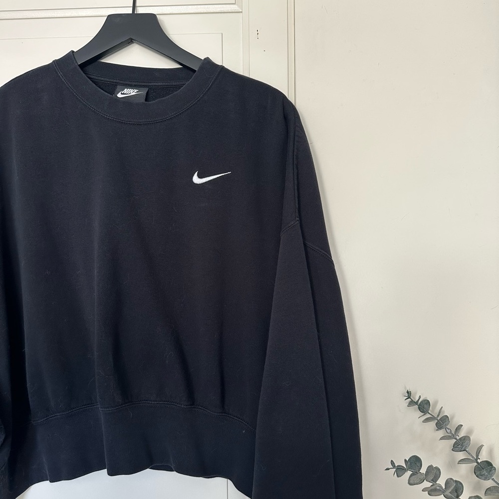 Nike Black Crewneck Sweater with Classic Design